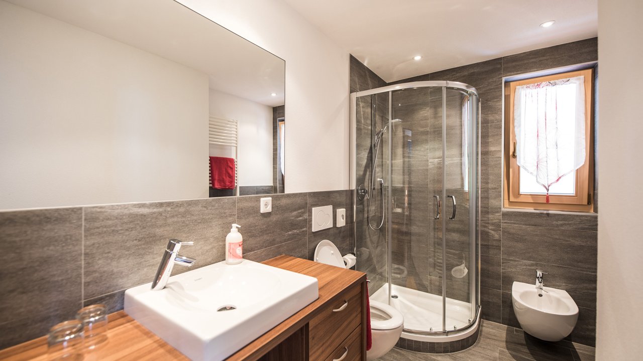 Bad mit Dusche im Doppelzimmer Hotel Burgaunerhof
