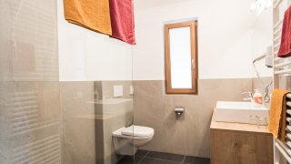 Bagno con doccia nella camera matrimoniale al Burgaunerhof