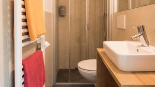 Bagno con doccia nella camera clessidra - Hotel Burgaunerhof