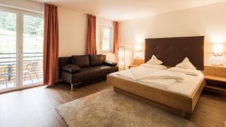 Camera matrimoniale comfort al Hotel Burgaunerhof Val Venosta